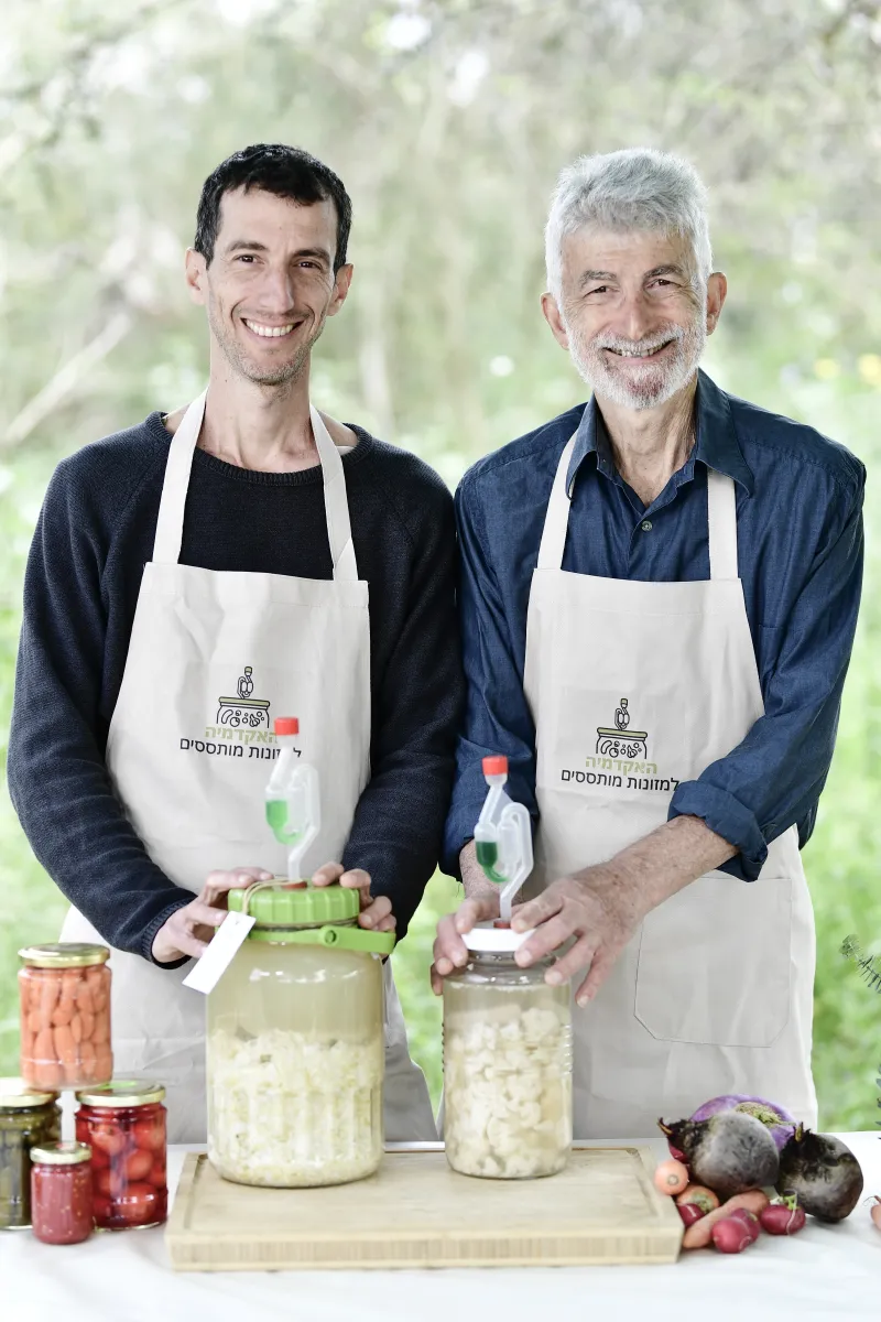אורי ובנימין מילמן עם כלי ההתססה